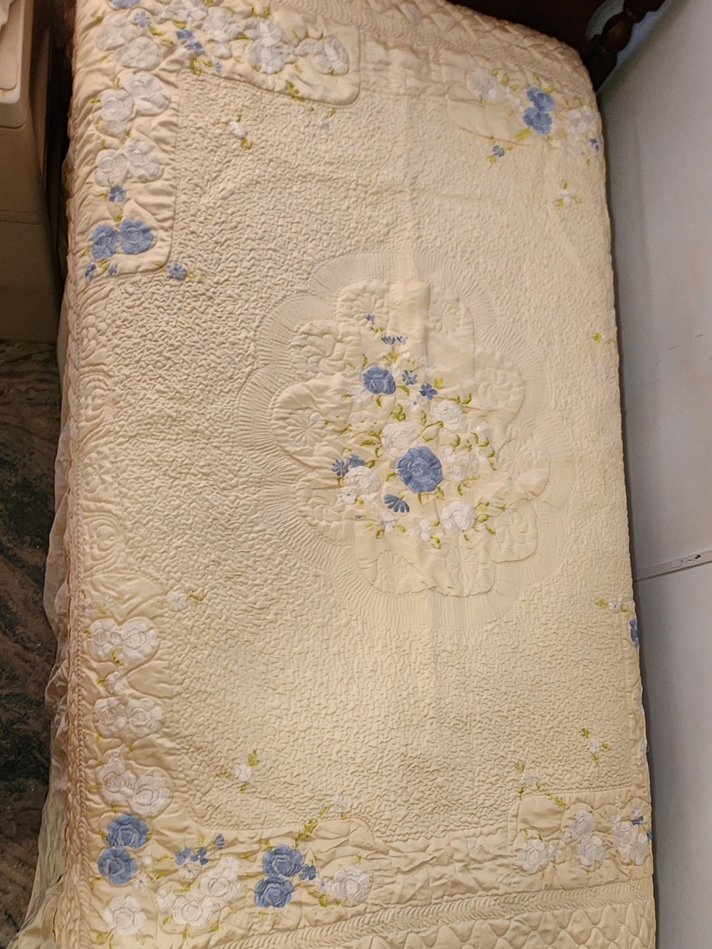 Vintage Quilted Bedspread Raised Floral Candlewick Embroidery  Yellow Base  Full - Picture 5 of 11